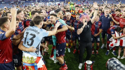Calero y la plantilla, desatados en la celebración del título de campeón de Segunda