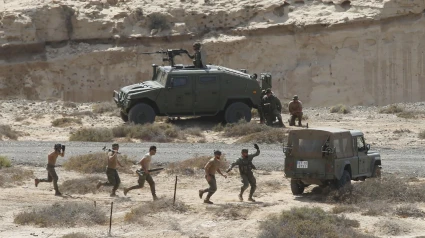 El Ejército de Tierra entrena este jueves en el campo de maniobras de Pájara (Fuerteventura) para las misiones internacionales en Mali e Irak
