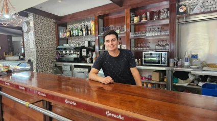Darwin Castellanos, camarero del Bar Garrochino, frente a la residencia Domus Vi Zalfonada