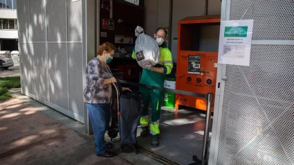 11/05/2020 Una mujer lleva una bolsa a uno de los puntos verdes de Barcelona que han abierto hoy tras la reincorporación de 1.000 operarios de limpieza del servicio municipal durante la fase 0 de la desescalada en la ciudad. Como anunció el concejal de Emergencia Climática y Transición Ecológica de Barcelona, Eloi Badia, se pasa del 33% del servicio disponible al 60%, con más de 2.900 operarios, después de las quejas de vecinos por el estado de algunas calles de la ciudad, aunque se pospone la recuperación del servicio de recogida de desechos voluminosos, en Barcelona/Catalunya (España) a 11 de mayo de 2020.POLITICA David Zorrakino - Europa Press