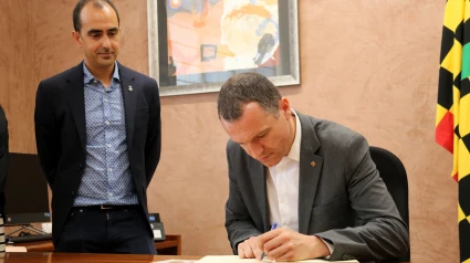 El conseller Ordeig firmant el llibre d'honor del consell comarcal de l'Urgell, amb el seu president, Jose Luis Marín.