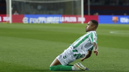 BARCELONA, 05/04/2025.- El defensa brasileño del Betis, Natan, celebra el primer gol de su equipo durante el encuentro correspondiente a la jornada 30 de Laliga EA Sports que disputan hoy sábado FC Barcelona y Betis en el Estadio Olímpico Lluis Companys de Barcelona. EFE / Toni Albir