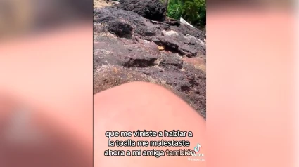 Una joven filma a un hombre que, según ella, lleva un rato observándola a ella y a su amiga