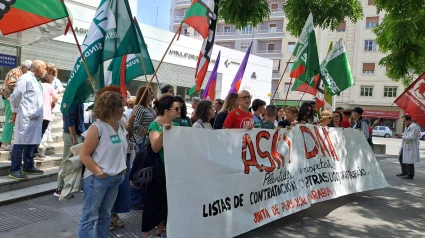 Protesta de trabajadores ante el ambulatorio de Olaguibel en Vitoria