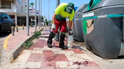 Un compañero de la víctima limpiando la sangre en la zona del apuñalamiento