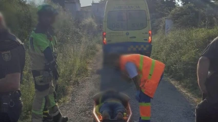 Momento en el que el herido es atendido en la zona de O Couto