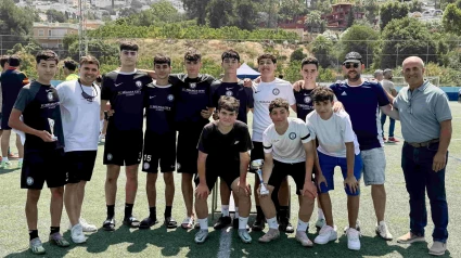 Los ganadores posan contentos con el trofeo de capónes