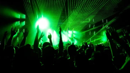 Un grupo de personas baila en una discoteca