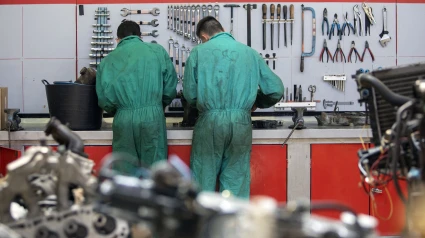 Dos trabajadores en un taller