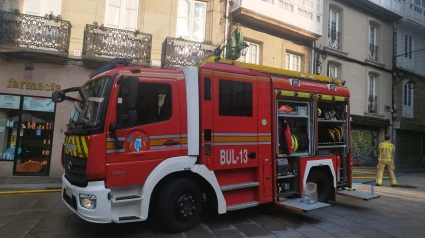 Bomberos de A Coruña apagan el incendio en la calle San Nicolás
