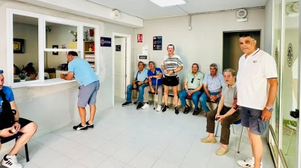 Aficionados del Extremadura esperan para sacarse el abono