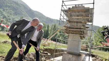 Colocación de la primera piedra del telecabina.