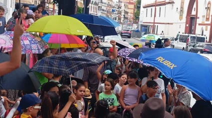 Con bañadores y sombrillas: así protestan en un colegio de Triana con más de cien años de antigüedad