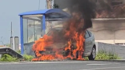 El vehículo ardiendo en Cabanas