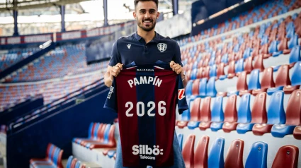 Pampín posa con la camiseta del Levante UD