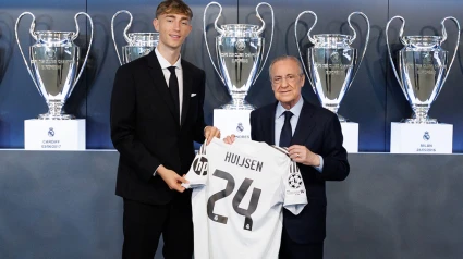 Huijsen, en su presentación con el Real Madrid