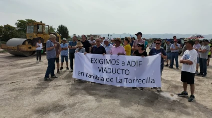 Vecinos de Torrecilla y Campillo exigen la construcción de un viaducto a ADIF