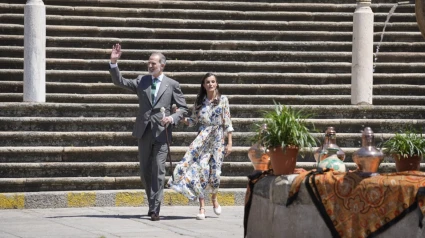 Los Reyes Felipe VI y Letizia visitan el Real Monasterio de Santa María de Guadalupe, a 28 de mayo de 2025, en Guadalupe, Cáceres, Extremadura (España). Antes de visitar el monasterio, los Reyes han mantenido un encuentro con la Corporación municipal en el Monasterio de Guadalupe. Guadalupe está declarada Conjunto Histórico-Artístico y Patrimonio de la Humanidad en 1993, y el Real Monasterio de Nuestra Señora de Guadalupe ha sido "testigo de momentos decisivos" en la historia de España, como la audiencia en la que los Reyes Católicos ofrecieron las carabelas a Colón.Carlos Criado / Europa Press28/5/2025