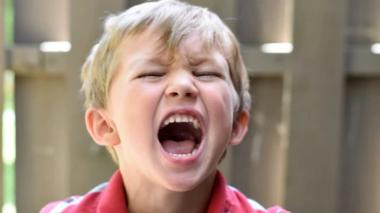 Niño mostrando su ira