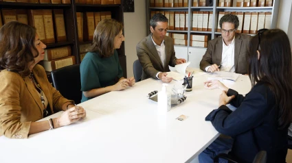 Firma de la adquisición de nuevas parcelas en Pontedeume