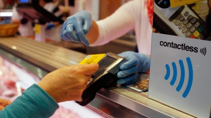 Una mujer paga con tarjeta bancaria en Mallorca