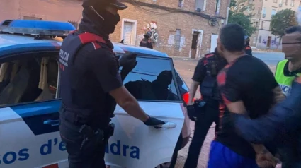 Los Mossos de Esquadra se llevan al detenido por el brutal ataque a los agentes en el barrio de la Mariola de Lleida