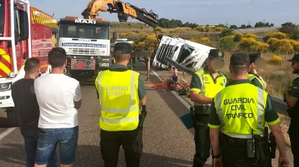 Una grúa trata de remolcar el camión