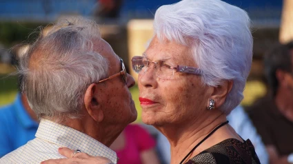 Personas mayores bailando