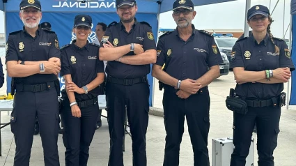 La playa, más segura para los niños: la Policía reparte pulseras identificativas en Alicante este verano