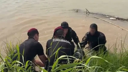 11/06/2025 La Policía Nacional recupera el cuerpo del joven desaparecido en el Turia.Agentes de la Policía Nacional localizaron este martes por la mañana en el Turia, en una zona situada en la localidad valenciana de Manises, el cuerpo sin vida de un joven de 20 años que estaba desaparecido desde la madrugada del pasado domingo. Los agentes han detenido a un amigo de la víctima, de 19 años, como presunto autor de un delito de omisión del deber de socorro ya que al parecer presenció su caída al agua, pero no alertó a nadie y abandonó el lugar tras supuestamente intentar sacarlo del río y no lograrlo.COMUNIDAD VALENCIANA ESPAÑA EUROPA VALENCIA SOCIEDADCNP