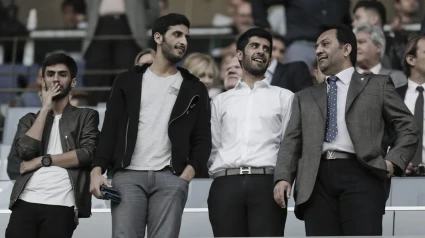 Imagen del Jeque Al Thani junto a sus hijos Nasser, Rakan y Nayef en La Rosaleda.