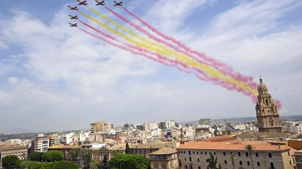 La Patrulla Águila homenajea a la ciudad de Murcia