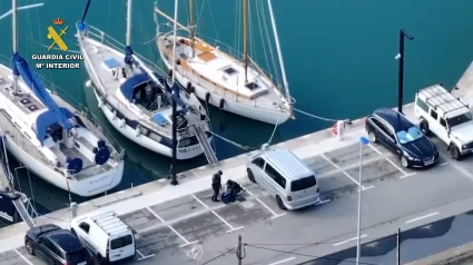Veleros con los que la banda criminal transportaba droga.La Guardia Civil ha desarticulado en Barcelona una organización criminal que ofrecía apoyo logístico y operativo con veleros recreativos para el transporte internacional de "grandes cantidades de drogas", cuya operación se ha saldado con tres detenidos y 400 kg de hachís y 4,5 kg de cocaína intervenidos.SOCIEDAD GUARDIA CIVIL