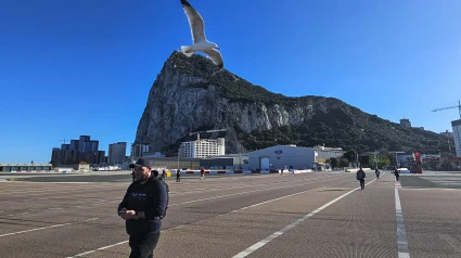 Un hombre cruza el aeropuerto de Gibraltar