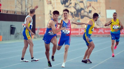 Deportistas del Atletismo Delsur La Palma efectuando una posta en el relevo