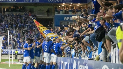El Oviedo celebra el gol de Santi Cazorla ante el Almería.