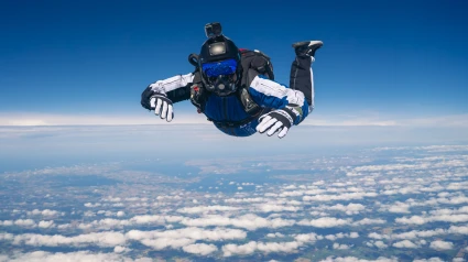Pacho Campos en un salto de paracaídas