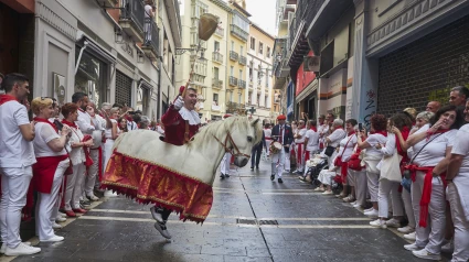 Un Zaldiko (caballo) durante la procesión en honor a San Fermín, patrón de Pamplona, a 7 de julio de 2023, en Pamplona, Navarra (España).  Miles de pamploneses ataviados de blanco y rojo han salido a las calles de Pamplona hoy, día grande de las fiestas de San Fermín, para arropar al santo en su recorrido por el Casco Antiguo de la ciudad. La figura de San Fermín ha estado arropada por la Comparsa de Gigantes y cabezudos, las cruces parroquiales, la Cruz Arzobispal, los gremios y cofradías, dantzaris municipales, txistularis, clarinero y timbales, el cabildo Catedralicio Arzobispo de Pamplona, la bandera de la ciudad, maceros, libreas, la Corporación municipal, Policía Municipal, escolta de gala y La Pamplonesa. Las fiestas en honor a San Fermín, comenzaron ayer, 6 de julio con el tradicional chupinazo y se prolongan hasta el 14 de julio con el cántico del ‘Pobre de mí’. Un año más, la calle es el escenario principal de las fiestas de San Fermín, fechas en las que se han programado 542 actos oficiales, 300 de ellos de carácter musical. Esta fiesta que atrae a millones de visitantes cada año por su ambiente festivo y sus populares encierros, está declarada de Interés Turístico Internacional.