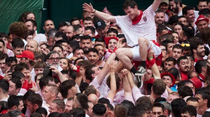 Decenas de personas celebran el comienzo de las fiestas de San Fermín durante el txupinazo, a 6 de julio de 2024, en Pamplona, Navarra (España). Tras el lanzamiento del chupinazo, por parte del grupo de danzas municipal Duguna Iruñeko Dantzariak, comienzan en Pamplona las fiestas de San Fermín 2024 al grito de ‘Iruindarrok. Pamplonesas, pamploneses, ¡Viva San Fermín! Gora San Fermín!’. Las celebraciones continuarán hasta el 14 de julio.