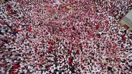 Miles de personas celebran el comienzo de las fiestas de San Fermín durante el txupinazo, a 6 de julio de 2024, en Pamplona, Navarra (España). Tras el lanzamiento del chupinazo, por parte del grupo de danzas municipal Duguna Iruñeko Dantzariak, comienzan en Pamplona las fiestas de San Fermín 2024 al grito de ‘Iruindarrok. Pamplonesas, pamploneses, ¡Viva San Fermín! Gora San Fermín!’. Las celebraciones continuarán hasta el 14 de julio.