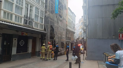 Bomberos y Policía piden a los okupas que salgan del edificio de la calle Barrera por seguridad