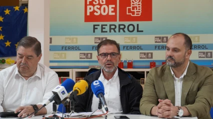 Julio Abalde con Ángel Mato y Bernardo Fernández este jueves en la sede del PSOE en Ferrol