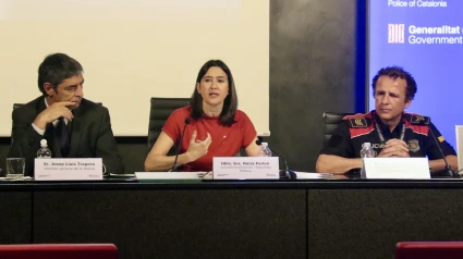 El director de los Mossos, Josep Lluís Trapero, la consellera d'Interior, Núria Parlon y el subinspector Joan Alfred, jefe del Área Regional de Seguridad Aeroportuaria, en la rueda de prensa en el Aeropuerto del Prat.