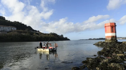 Foto de archivo de mariscadores de Pontedeume faenando