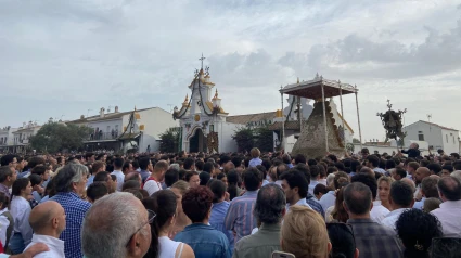 La Virgen del Rocío frente a la Hermandad filial de Sevilla en la ampliación de recorrido