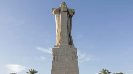 Monumento a Colón, obra de Miss Whitney.