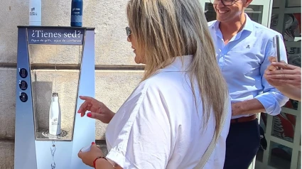 Alicante evita más de 282.000 botellas de plástico en solo un año gracias a sus surtidores de agua refrigerada