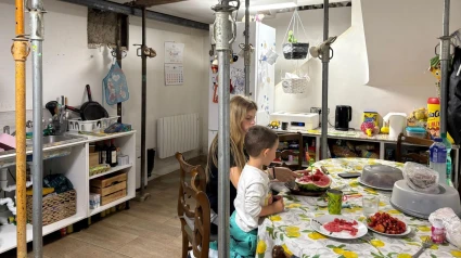 Zhanna Vityebska con su hijo en la cocina de la casa