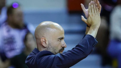 Jordi Juste aplaude a la afición en el último encuentro en casa