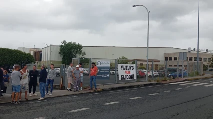 Los operarios se concentraron a las puertas de la empresa